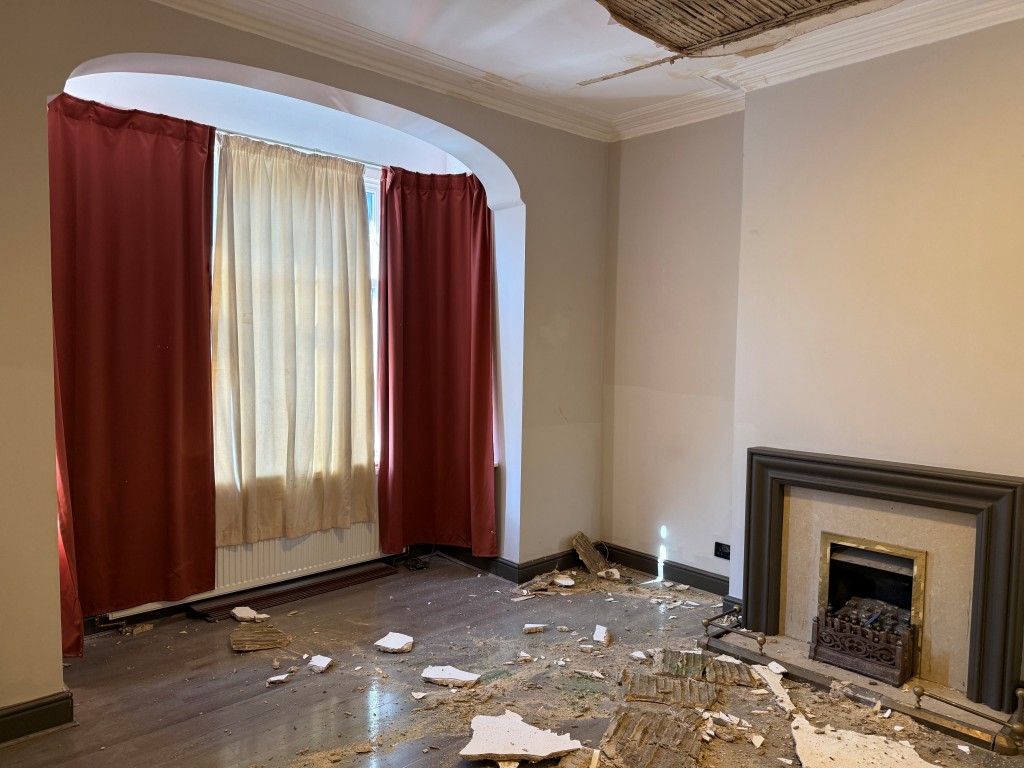 Lot: 70 - GROUND FLOOR FLAT IN CENTRAL LOCATION WITH GARDEN AND PARKING - Reception room with window and fireplace